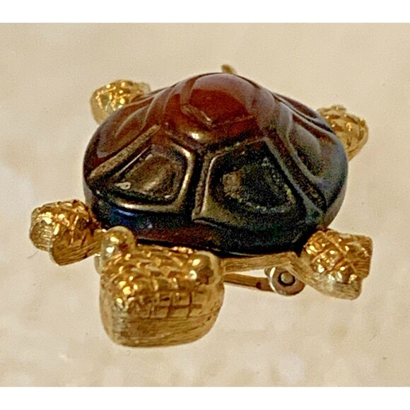 Vintage Trifari Signed Turtle Brooch Gold Tone Faux Tortoise Shell Pin 1960s - Picture 6 of 9